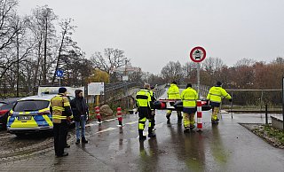 Die Feuerwehr suchte mit einem Schlauchboot unterhalb des Sielwehres nach der vermissten Löhnerin. - Ulf Hanke