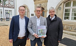 Alexander Kleinschmidt, Allgemeiner Vertreter des Bürgermeisters (v. l.), Kämmerer Dominik Schlenhardt und Bürgermeister Hermann Temme präsentieren den Haushaltsentwurf der Stadt Brakel für 2025. - Svenja Ludwig