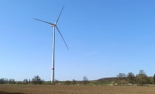 Nur wenige Meter hinter der Ortsgrenze Rödinghausens steht bereits ein neu errichtetes Windrad – an der A30 auf Meller Gebiet. - Sven Hauhart
