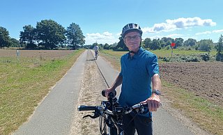 Rolf Overlack, Vorstandsmitglied in der Ortsgruppe Bünde vom Allgemeinen Deutschen Fahrrad-Club (ADFC), begrüßt den Ausbau des Radwegs durch die Elseaue. - Sven Hauhart