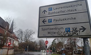Große Schilder weisen auf die zentralen Parkplätze in der Bünder Innenstadt hin. - Sven Hauhart