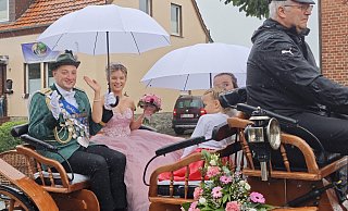 Stefan Kremper und Lea Koch regieren die Borgentreicher Schützen - über den Wettergott haben sie leider keine Befehlsgewalt. - Svenja Ludwig