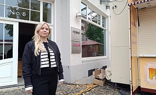 Jana Nalop berichtet von Einnahmeausfällen, die ihr durch die Bude vor ihrem Schaufenster entstanden seien. - Sven Hauhart