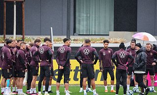 Bundestrainer Hansi Flick (2.v.r) spricht zu den Spielern beim Training der Nationalmannschaft. - Christian Charisius/dpa