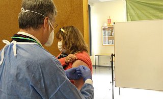 THW-Helferin Marion Böttcher erhält von Mediziner Albert Götte ihre Coronaschutzimpfung – in vier Wochen wird sich der komplette Vorgang noch einmal wiederholen. - Burkhard Battran