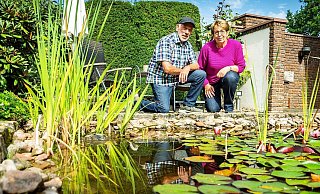 Meinhard und Inge Rethmeier haben einen lauschigen Lieblingsplatz am Teich. - Barbara Franke