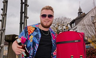 Auf dem Weg zum Feiern: Party Araon startet hier am Widukind-Brunnen auf dem Barmeierplatz in Enger. Sein Koffer ist gut gefüllt. - Andreas Sundermeier Auf dem Weg zum Feiern: Party Araon startet hier am Widukind-Brunnen auf dem Barmeierplatz in Enger. Sein Koffer ist gut gefüllt. - Andreas Sundermeier