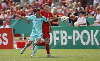 Tobias Müller (l.), hier im Duell gegen Einheit-Spieler Lukas Ferchow, feierte in Wernigerode seinen ersten Pflichtspiel-Einsatz für den SC Paderborn. - picture alliance/dpa