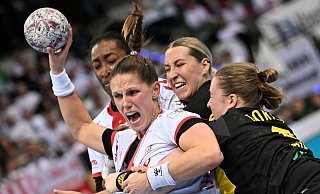 Xenia Smits (vorne) und weitere deutsche Nationalspielerinnen stehen vor einer ungewissen Zukunft. - Marijan Murat/dpa
