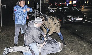 Archivbild: Ermittler einer Zivilstreife nehmen am Herforder Bahnhof einen Mann fest. - Jobst Lüdeking