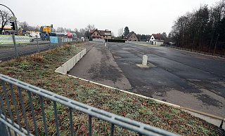 Das Gelände der ehemaligen Gaststätte Welscher an der Herforder Straße in Brake ist leer. Der Zaun drumherum wurde plakatiert. - Wolfgang Rudolf