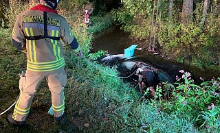 Die Feuerwehr Warburg zog das Auto mit einem Kran aus der Twiste. - Feuerwehr Warburg