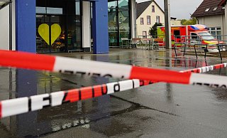 Absperrband der Polizei vor dem Supermarkt in Lemgo-Brake, in dem am Montagabend ein Jugendlicher tödliche Verletzungen erlitt. - Christian Müller/dpa