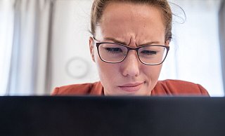 Kann diese Mail echt sein? Mit etwas Ruhe erkennt man meist schon die Warnsignale, die auf eine Phishing-Mail hindeuten. - Christin Klose/dpa-tmn