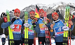 Johannes Kühn (2.v.r.) feiert mit dem deutschen Team Staffel-Bronze. - Martin Schutt/dpa