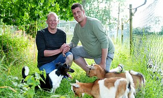 Milchbauer Heino und Tierbestatter Markus begeben sich auch in dieser Woche auf eine emotionale Achterbahnfahrt. - RTL/Stefan Gregorowius Milchbauer Heino und Tierbestatter Markus begeben sich auch in dieser Woche auf eine emotionale Achterbahnfahrt. - RTL/Stefan Gregorowius