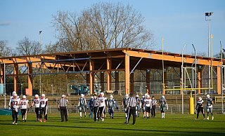 Die Spieler der Bielefelder Bulldogs können auf der Rußheide hautnah die Arbeiten zum Aufbau der neuen Freiluftsporthalle erleben. - Andreas Zobe