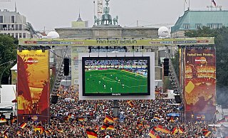 Tausende Zuschauer verfolgen 2006 auf der Fanmeile am Brandenburger Tor in Berlin das WM-Fußballspiel zwischen Deutschland und Argentinien. - Marcel Mettelsiefen/dpa