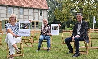 Heidrun Hellmann vom Stadtmarketing, Werner Best vom Werburg-Verein und Spenges Bürgermeister Bernd Dumcke (v. l.) laden zu einem Open-Air-Konzert mit venezianischen Klängen ein. - Mareike Patock