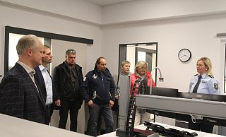 Wachleiterin Ilka Hahler (r.) führte die Espelkamper Kommunalpolitiker durch die Räumlichkeiten der neuen Polizeiwache. - Klaus Frensing
