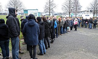 Lange Warteschlangen: Das Interesse am SS-Prozess ebbt nicht ab. Viele Zuschauer müssen draußen bleiben. - Foto: Preuss