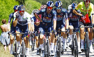 Florian Lipowitz (l.) und Primoz Roglic (2. v. l.) waren bis zuletzt gemeinsam bei der Tour de France erfolgreich. Wen das Team Red Bull Bora Hansgrohe zur Deutschland-Tour nach Paderborn schickt, ist noch offen. - picture alliance / Roth / SCA
