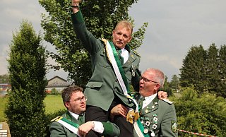 Martin Hartmann: Der neue König auf den Schultern seiner Kameraden. - Schützen