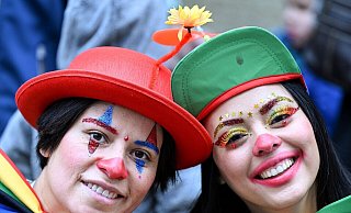 Kostümierte Karnevalistinnen an der Strecke des Festumzugs in Düsseldorf. - Federico Gambarini/dpa