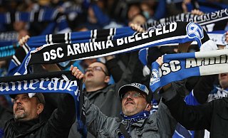 Nach elf Jahren endlich mal wieder in der Bundesliga, nach fast sieben Monaten endlich mal wieder trotz Corona: Feiernde Fans auf der Alm. Achtung: Das Foto verdichtet alles sehr. - picture alliance