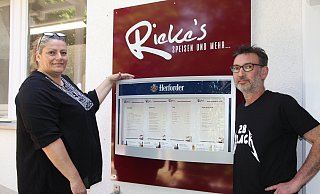 Vor ihrem Restaurant: Karin Platt und Frank Rieke haben vor einem Jahr das ehemalige "Bijou" übernommen. - Anthea Moschner