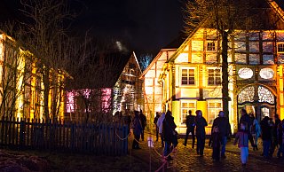 Im festlich beleuchteten Paderborner Dorf können Besucher beim Museumsadvent erleben, wie Weihnachten um 1900 gefeiert wurde. - Archivfoto: Raphael Bartling