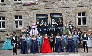 Thron mit Gästen: Königin Svea Hillebrand und König Maximilian Gehrke (Mitte) sowie Meike Becker mit Finn Hillebrand (vorn, v. l.), Mareike Schnurbusch mit Florian Münster, Sophia Gehrke mit Rico Golüke, Patricia Hillebrand mit Jan Bickmann. - Josef Köhne