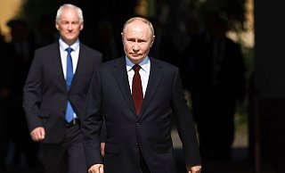 Vor allem mit Geld will Kremlchef Wladimir Putin mehr Freiwillige für seinen Angriffskrieg gegen die Ukraine gewinnen, um auf eine neue Zwangsrekrutierung im Zuge einer weiteren Mobilmachung zu verzichten. (Archivbild) - Vyacheslav Prokofyev/Pool Sputnik Kremlin/AP/dpa