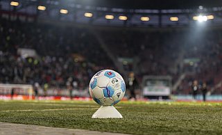 In der Arena des FC Augsburg wurden die Spielgeräte von den Ballkindern bereits in der vergangenen Saison auf Mini-Pylonen abgelegt. Vielleicht ist das bald auch beim SC Paderborn der Fall. - picture alliance In der Arena des FC Augsburg wurden die Spielgeräte von den Ballkindern bereits in der vergangenen Saison auf Mini-Pylonen abgelegt. Vielleicht ist das bald auch beim SC Paderborn der Fall. - picture alliance