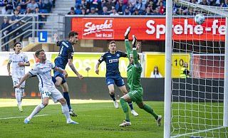 SCP-Innenverteidiger Calvin Brackelmann (vorne, 2. v. l.) befördert den Ball aus kurzer Distanz zum 1:1 in die Maschen. FCM-Keeper Dominik Reimann ist machtlos. - picture alliance/dpa