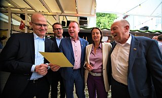 Singen das Paderborn-Lied: (v. l.) Ralph Brinkhaus, Mitglied des Bundestags, CDU-Generalsekretär Carsten Linnemann, Ulrich Lange, Bürgermeister in Bad Lippspringe und MIT-Kreisvorsitzender, Regierungspräsidentin Anna Katharina Bölling sowie Landrat und Preisträger Christoph Rüther. - Rajkumar Mukherjee