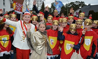 Das Kinderprinzenpaar Phil Hegemann und Charlotte Barth winkt beim Kinderkarnevalsumzug vom Februar inmitten einer Ritterschar den vielen Besuchern zu. - Karin Prignitz