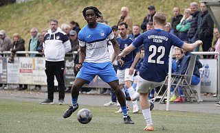 Chukwuma Agwunedu (l.) und der TuS Brake gewannen das Spiel gegen SG Herringhausen/Eickum 2:1. - Peter Unger