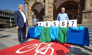 Pit Clausen nimmt  Unterschriften zum Thema Radentscheid entgegen. - Oliver Krato