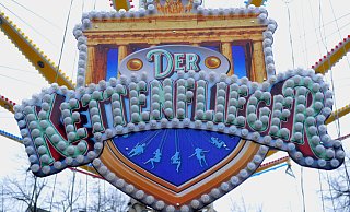 Der Kettenflieger blieb bei der Kirmes "Halle blüht auf" mit 21 Fahrgästen auf gut 20 Metern Höhe stehen. Nun hat der TÜV den Grund dafür gefunden. - Nicole Donath