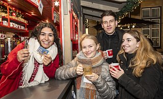 Beritan Celik (l.) und die NW-Autoren Charlotte Hohoff, Jasper Buschmann und Dana Stoll (v.l.) genießen einen Glühwein auf dem Alten Markt. - Dieckmann-Fotodesign l Bielefeld