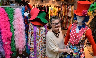 Ulrike Horstkotte hat in ihrem Laden in Schloß Holte-Stukenbrock eine große Auswahl an kunterbunten Karnevalskostümen. - Karin Prignitz