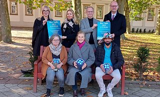 Es laden zur Blue Night ein: Anna Charlotte Peussner (hinten v. l., Porta Event), Kirsten Weigelt (Volksbank), Tim Schütte (Werbegemeinschaft), Margaret Weirich (vorne v. l., Werbegemeinschaft), Beate Krämer (Staatsbad) und Mohammed Khodeir (Mahalo). - Dana Thoeren