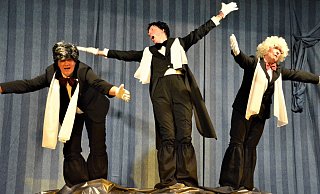 Zu den Höhepunkten des Karnevalsprogramms gehört der Auftritt der drei Tenöre Sylvia Marxcord, Sandra Aistermann und Luzia Hansen (v. l.). Sie schweben während des Gesangs scheinbar schwerelos umher. - Karin Prignitz