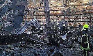 Nach einem russischen Luftangriff auf Odessa Mitte Juni löschen Feuerwehrleute einen Brand in einem Lagergebäude. Nun hat Russland die Schwarzmeerstadt erneut angegriffen. - Uncredited/Ukrainian Emergency Situation Press Office/AP/dpa