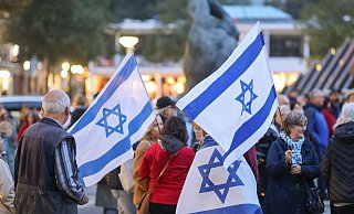 Wenige Tage nach dem Überfall der Hamas kam es in der Bielefelder Innenstadt zu einer großen Mahnwache, um der Opfer zu gedenken. - Oliver Krato