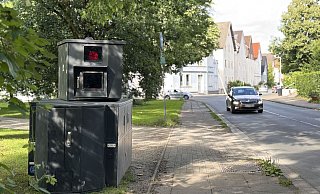 Das Bielefelder Ordnungsamt stellt seine mobilen Blitzer im gesamten Stadtgebiet auf. - Paul Brinkmann