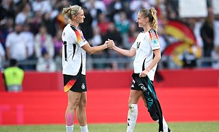 Alexandra Popp und Elisa Senß: Gemeinsam im Mittelfeld? - Sebastian Christoph Gollnow/dpa