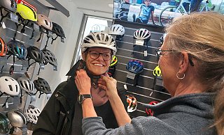 Bei "Feine Räder" lässt sich Barbara Supplie von Sibylle Wevers einene neuen Fahrradhelm anpassen - der Fachhändler will künftig noch mehr auf Service setzen. - Dana Thoeren
