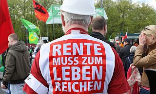 Ein Demonstrant auf einer früheren DGB-Demo. (Archivbild) - picture alliance / Stephanie Pilick/dpa